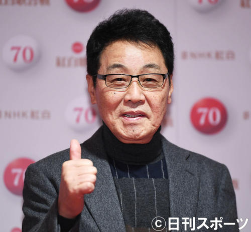NHK紅白歌合戦のリハーサルを終え、親指を立てて笑顔を見せる五木ひろし（撮影・加藤諒）