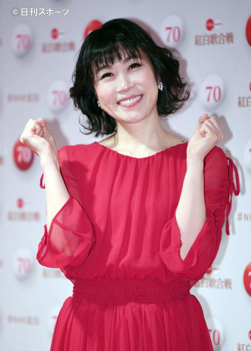 NHK紅白歌合戦のリハーサルを終え、笑顔でポーズをとる水森かおり（撮影・加藤諒）