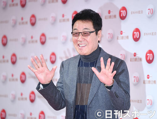NHK紅白歌合戦のリハーサルを終え、笑顔で撮影に応じる五木ひろし（撮影・加藤諒）