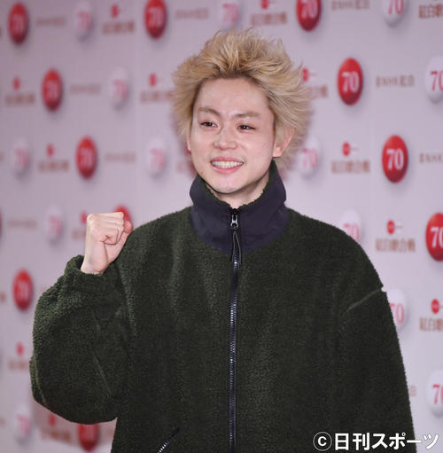 NHK紅白歌合戦のリハーサルを終え、笑顔でガッツポーズを見せる菅田将暉（撮影・加藤諒）