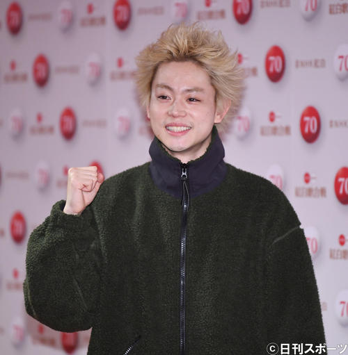 NHK紅白歌合戦のリハーサルを終え、笑顔でガッツポーズを見せる菅田将暉（撮影・加藤諒）