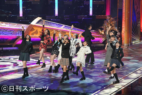 熱唱する最優秀新人賞のBEYOOOOONDS（撮影・鈴木みどり）