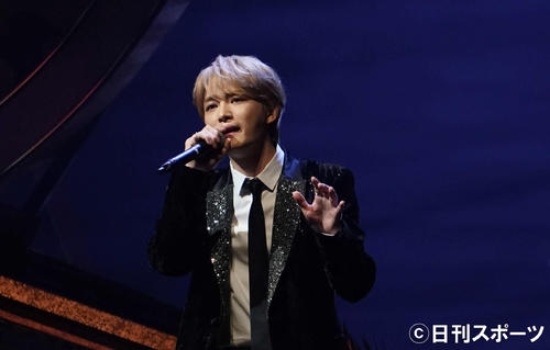 熱唱する企画賞のジェジュン（撮影・鈴木みどり）