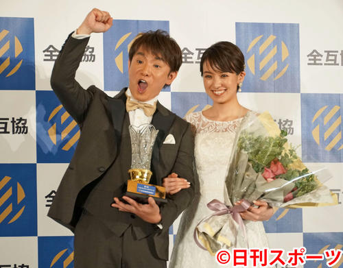12月18日、「第2回ベストウエディングアワード」授賞式　授賞式に出席したよゐこ浜口優（左）南明奈夫妻