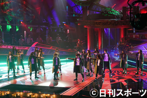 熱唱する優秀作品賞の欅坂46。中央左は振り付けでメンバーに指をさされる平手友梨奈（撮影・鈴木みどり）