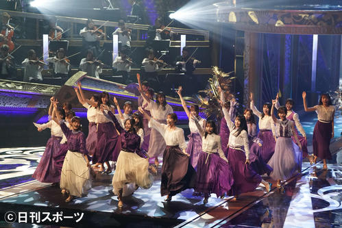 熱唱する優秀作品賞の乃木坂46（撮影・鈴木みどり）