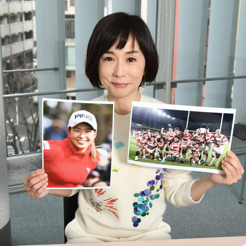 渋野日向子とラグビー日本代表の写真を手に、今年の10大事件を語るテレビ朝日の大下容子アナウンサー（撮影・酒井清司）