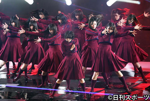 「不協和音」を熱唱し、メンバーに担がれステージを後にする欅坂46平手友梨奈（撮影・横山健太）