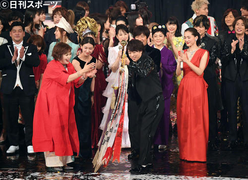 紅組に圧勝し優勝旗を受け取る嵐の櫻井翔（撮影・横山健太）