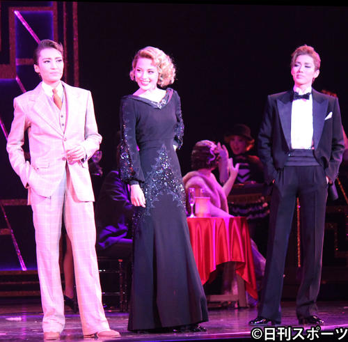正月公演に主演した雪組トップ望海風斗（左箸）と、ギャング仲間を演じた2番手の彩風咲奈（右端）、女役に挑戦した朝美絢（撮影・村上久美子）