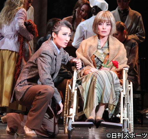 少年期、青年期、老年期と3世代を演じた望海風斗（左）と、女役に臨んだ人気スター朝美絢（撮影・村上久美子）