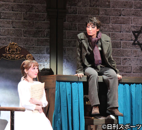 少年期も自ら演じた雪組トップ望海風斗（右）と、相手娘役の真彩希帆（撮影・村上久美子）