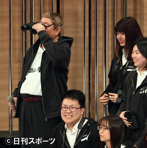 「野鳥の会」に扮（ふん）して数えるビートたけし（撮影・横山健太）