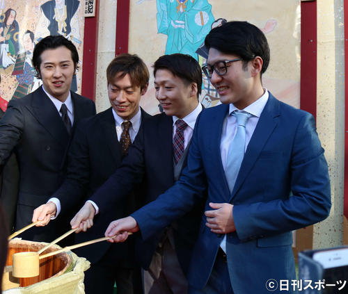 「新春浅草歌舞伎」初日、開演前の鏡開きに出席した、左から尾上松也、坂東巳之助、中村米吉、中村橋之助
