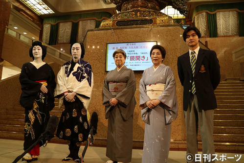 「初春新派公演」初日、公演前に取材に応じる、左から河合雪之丞、喜多村緑郎、水谷八重子、波乃久里子、栗山航