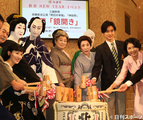 「初春新派公演」初日を祝って鏡開きをする、左から田口守、瀬戸摩純、河合雪之丞、喜多村緑郎、水谷八重子、波乃久里子、栗山航、春本由香