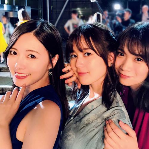 「乃木撮　VOL．02」の収録カット。左から白石麻衣、生田絵梨花、秋元真夏