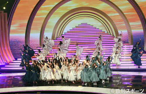 第70回NHK紅白歌合戦　「シンクロニシティ」を熱唱する乃木坂46のエンディングで欅坂46と日向坂46が登場（2019年12月31日撮影）
