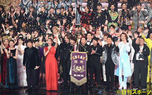 第70回NHK紅白歌合戦　エンディングを迎えファンの声援に応える出演者たち（2019年12月31日撮影）