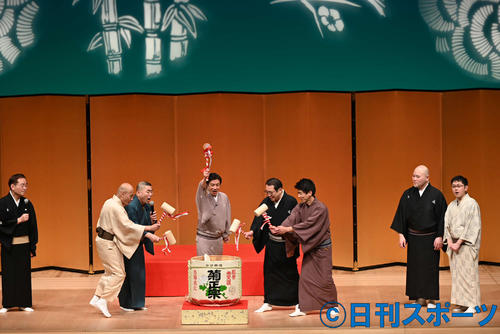 「新春吉例　米朝一門会」で鏡開きを行う桂米団治（左から4人目）ら米朝一門（撮影・佐々木芳郎）
