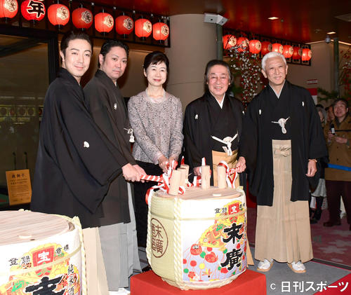 初春歌舞伎公演初日で「鏡開き」する、左から尾上菊之助、尾上松緑、河村理事長、尾上菊五郎、中村時蔵（撮影・酒井清司）