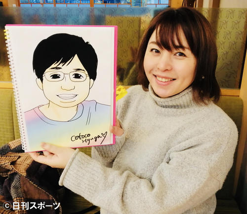 自ら書いた16歳下の夫の似顔絵を手にする漫画家の日向琴子氏