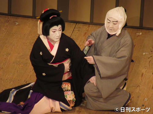 「寿初春大歌舞伎」の「酒屋」で、父の坂田藤十郎の代役を務めた中村扇雀（左）。右は中村鴈治郎（撮影・星名希実）