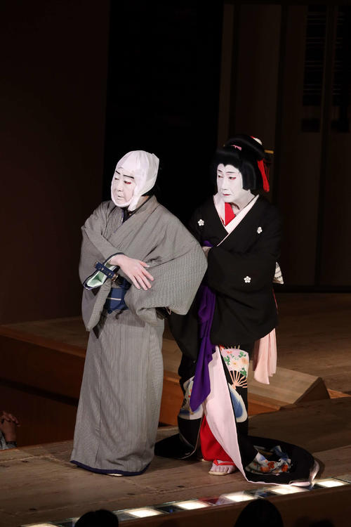 	
「寿初春大歌舞伎」の「酒屋」で、父の坂田藤十郎の代役を務めた中村扇雀（右）。左は中村鴈治郎（外部提供）