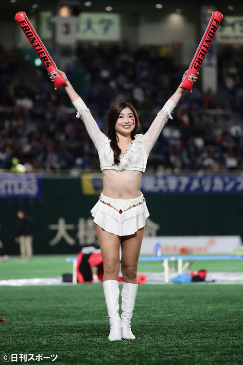 関学大対富士通　富士通のチアリーダーで土屋太鳳の姉・炎伽さん（撮影・丹羽敏通）