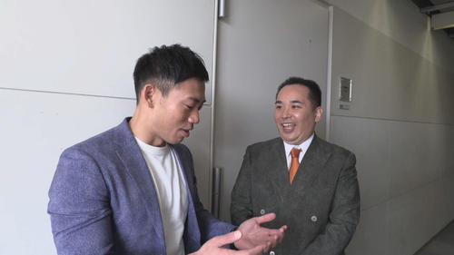 4日放送のカンテレの競馬バラエティー番組「うまンchu」に出演するミルクボーイの駒場孝（左）と内海崇（外部提供）