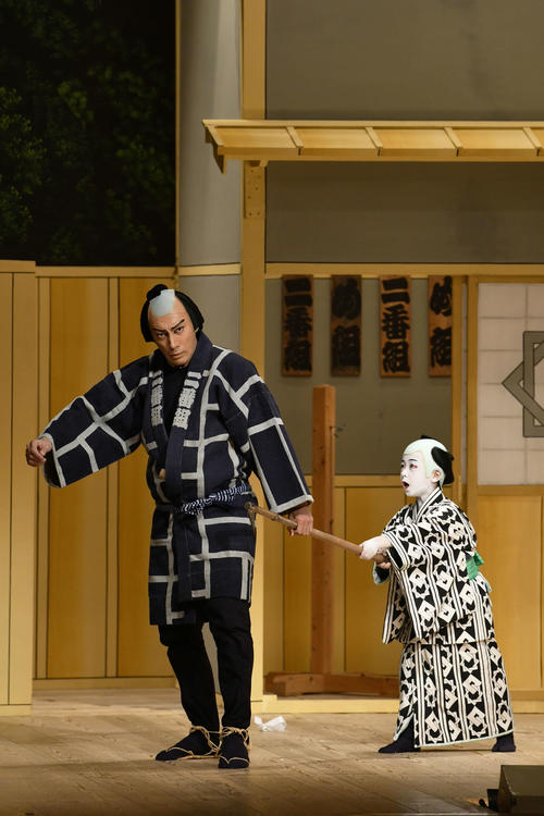 新橋演舞場「初春歌舞伎公演」の夜の部「め組の喧嘩」に出演した市川海老蔵（左）、堀越勸玄君