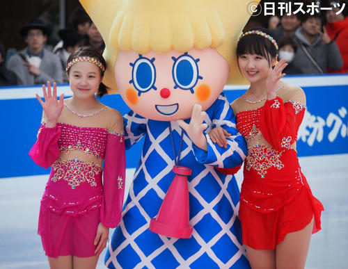 アイススケートイベントに出席した本田望結（右）、紗来姉妹（撮影・遠藤尚子）