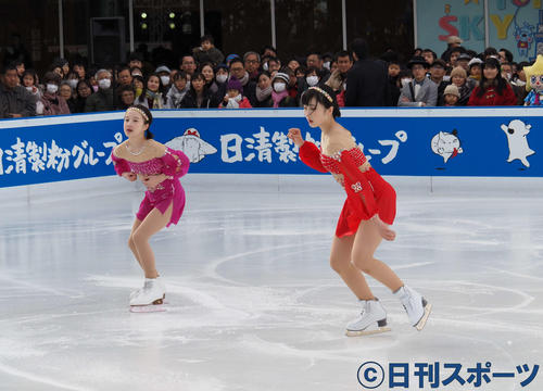 アイススケートイベントに出席した本田望結（右）、紗来姉妹（撮影・遠藤尚子）