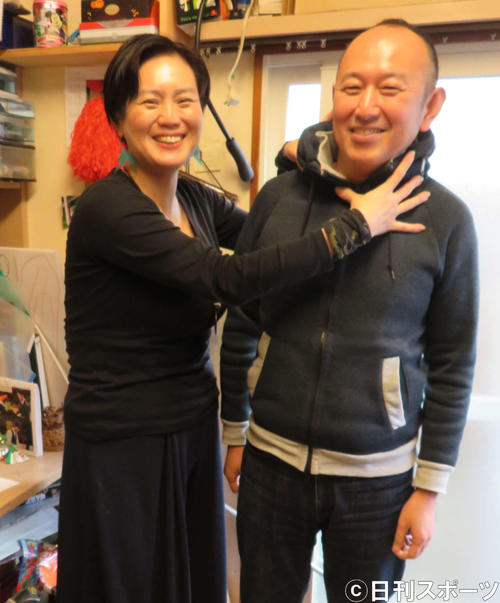 仕事場で妻の晃子さんにつかみかかられる足立紳氏（撮影・村上幸将）