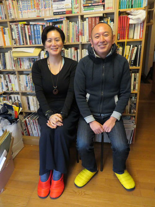 出会って20年以上、互いを名前で呼び合う足立紳氏と妻の晃子さん（撮影・村上幸将）