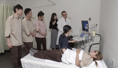 日本テレビ系「ヒルナンデス！」の健康診断ロケで肺年齢を調べるギャル曽根（下）。左上から河西賢志郎、水田信二、バービー