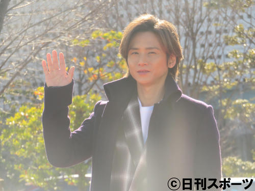 手を振る堂本光一