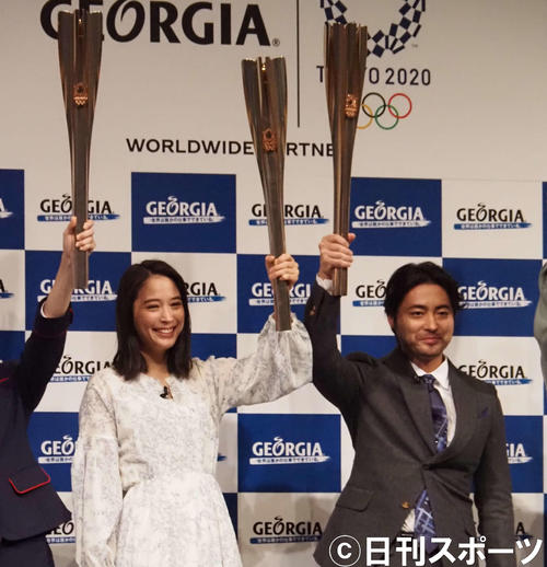 聖火トーチを手に笑顔の広瀬アリス（左）と山田孝之（撮影・遠藤尚子）