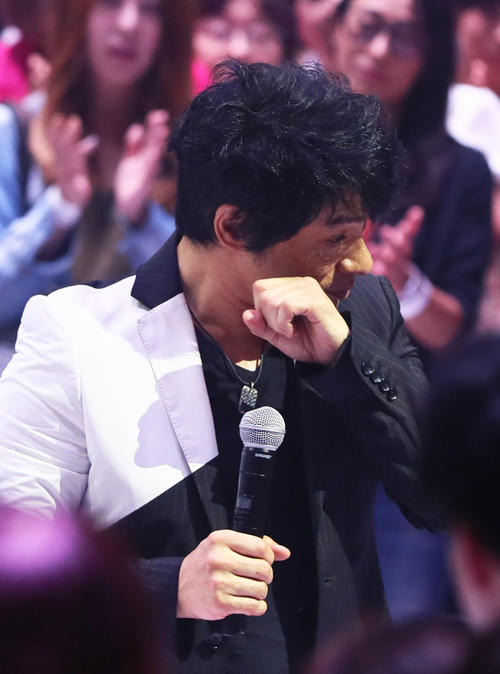 MV撮影を行い共演者の言葉に涙ぐむASKA
