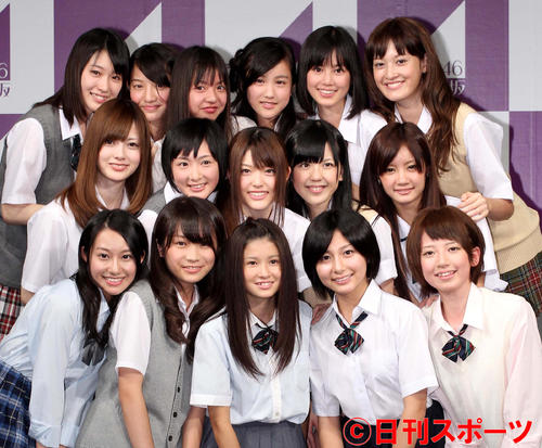 2011年、「乃木坂46」の選抜メンバー16人。白石麻衣は中段左