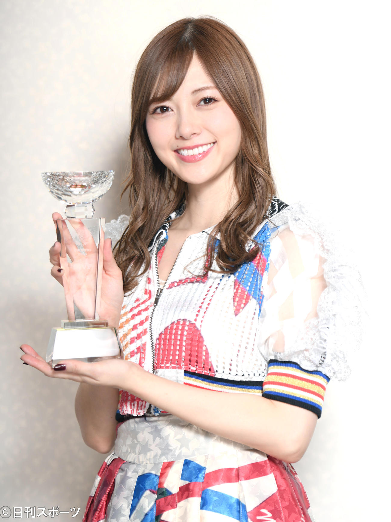 「AKB48グループ新聞アワード2017」で坂道MVPを受賞し喜ぶ乃木坂46白石麻衣（17年12月8日）