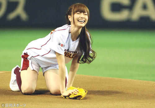 楽天-日本ハム戦で始球式を行行った乃木坂46の白石麻衣は、ベースまでボールが届かずマウンドに崩れ落ちる(13年7月9日)