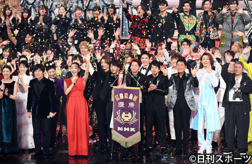 第70回NHK紅白歌合戦、エンディングを迎えファンの声援に応える出演者たち（2019年12月31日撮影）
