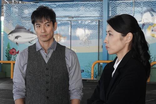 未然犯罪捜査対策準備室のリーダー井沢範人（沢村一樹＝左）の危険性を指摘した、統括責任者の香坂朱里（水野美紀）（C）フジテレビ