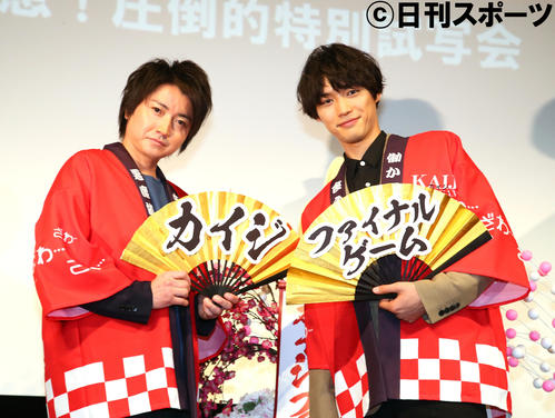 笑顔を見せる藤原竜也（左）と福士蒼汰（撮影・足立雅史）