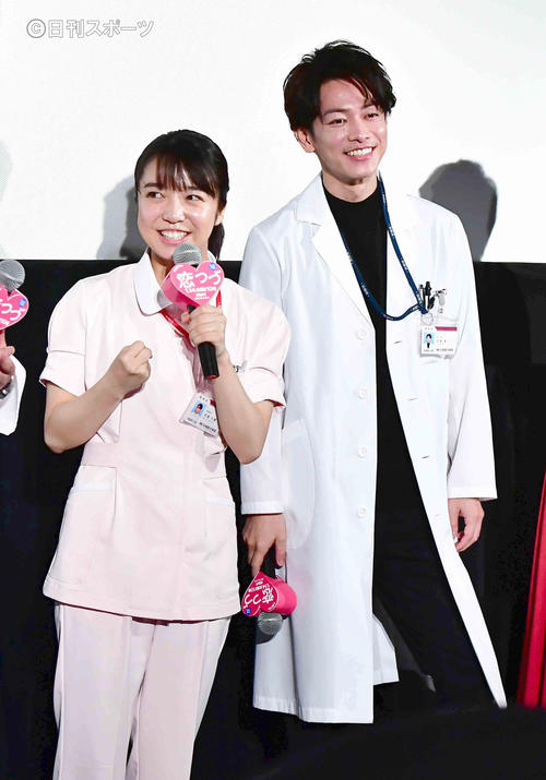 火曜ドラマ「恋はつづくよどこまでも」プレミア試写会＆舞台あいさつに臨む上白石萌音（左）と佐藤健（撮影・小沢裕）