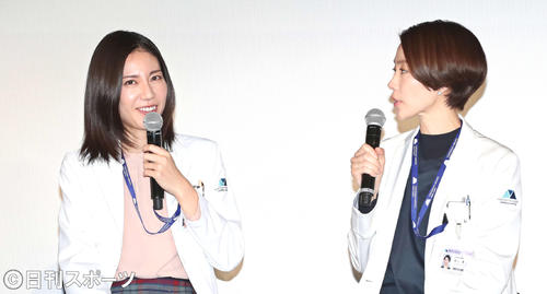 松下奈緒（左）と木村佳乃（2020年1月6日撮影）