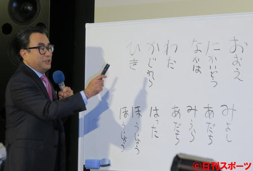 22年NHK大河ドラマ「鎌倉殿の13人」の脚本を手掛ける三谷幸喜氏は、ホワイトボードを使って人物関係を説明する