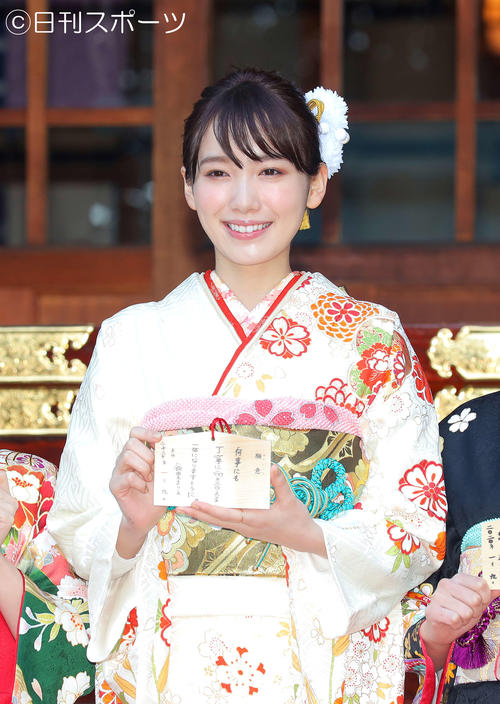 願い事をしたためた絵馬を手に笑顔を見せる飯豊まりえ（撮影・河田真司）