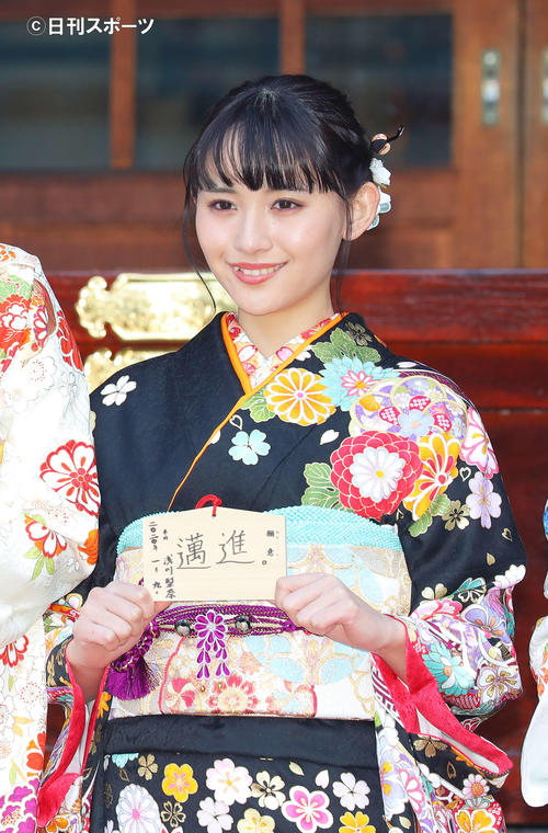 願意を書きしたためた絵馬を手に笑顔の浅川梨奈（撮影・河田真司）